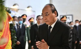 Chủ tịch nước Nguyễn Xuân Phúc viếng cố Thủ tướng Abe Shinzo tại Đại sứ quán Nhật Bản ngày 11/7. (Ảnh: Zing)