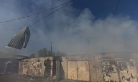 Một gara gần ga tàu hoả ở Lyman bốc cháy trong đợt tấn công ngày 28/4. (Ảnh: Reuters)