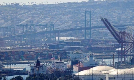 Các thùng chứa dầu thô tại cảng Long Beach, California, ngày 8/3. (Ảnh: Reuters)