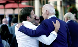 Hai ông Biden và Macron khoác vai nhau sau thượng đỉnh G7 ở Đức tháng 6/2022. (Ảnh: AP)