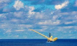 Tàu khu trục USS Curtis Wilbur của Hải quân Mỹ phóng tên lửa Harpoon trong cuộc tập trận gần Philippines vào tháng 5/2019. (Ảnh: Reuters)
