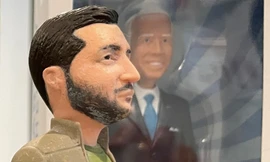 Bức tượng bán thân dựa theo chân dung Tổng thống Ukraine Volodymir Zelensky. (Ảnh: Reuters) 