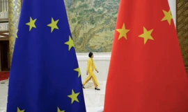 Quốc kỳ của EU và Trung Quốc. (Ảnh: Reuters)