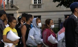 Hơn 100 người nhập cư được đưa từ Texas đến gần nhà Phó Tổng thống Kamala Harris. (Ảnh: Reuters)