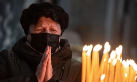 Một phụ nữ Ukraine cầu nguyện trong nhà thờ ở thành phố Lviv ngày 20/3. (Ảnh: Getty)