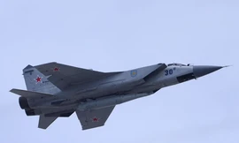 Một chiếc MiG-31 mang tên lửa siêu thanh Kinzhal tham gia diễn tập cho cuộc diễu binh trên Quảng trường Đỏ ngày 7/5. (Ảnh: Reuters)