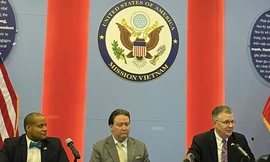 Trợ lý Ngoại trưởng Mỹ Daniel Kritenbrink (phải) và Đại sứ Mỹ Marc Knapper trong cuộc họp báo ngày 12/10