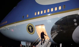 Ông Biden lên máy bay thực hiện chuyến công du Israel và Ả-rập Xê-út. (Ảnh: Reuters)