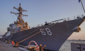 Tàu khu trục tên lửa Mỹ USS The Sullivans 