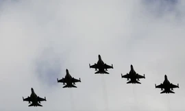  Đội máy bay bay biểu diễn trong lễ khai trương trung tâm bảo dưỡng tiêm kích F-16 ở thành phố Đài Trung của Đài Loan vào tháng 8/2020. (Ảnh: Reuters)