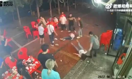 Camera ghi lại cảnh nhóm phụ nữ bị lôi ra ngoài nhà hàng rồi đánh đập dã man