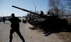 Binh lính Ukraine thu được 1 xe tăng của quân Nga gần Kiev. (Ảnh: Reuters)