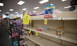 Khu vực quầy để sữa của một siêu thị ở Texas, Mỹ, trống trơn hôm 10/5. (Ảnh: Reuters)