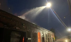 Lực lượng cứu hỏa phun nước dập đám cháy tại nhà xưởng cũ ở Oldham hồi tháng 5