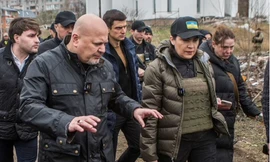 Trưởng công tố ICC Karim Khan (trái) trong chuyến thăm Bucha hồi tháng 4. (Ảnh: Reuters)