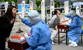 Xét nghiệm COVID-19 ở Bắc Kinh ngày 11/5. (Ảnh: CNN)