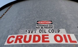 Nhãn dầu thô trên một thùng dầu ở Texas, Mỹ. (Ảnh: Reuters)