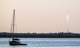 Một tên lửa của SpaceX đưa 53 vệ tinh Starlink lên quỹ đạo ngày 18/5/2022. (Ảnh: Reuters)