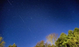 5 vệ tinh của SpaceX được chụp tại Đan Mạch vào ngày 21/4/2020. (Ảnh: Reuters)