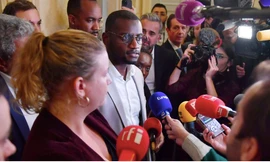 Nghị sĩ Pháp Carlos Martens Bilongo nói với báo chí sau sự việc lộn xộn