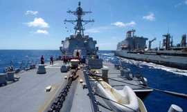 Tàu khu trục USS Kidd của Hải quân Mỹ đang được tái nạp nhiên liệu từ tàu USNS Guadalupe trên Thái Bình Dương năm 2020. (Ảnh: US Navy)