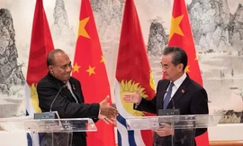 Ngoại trưởng Trung Quốc Vương Nghị (phải) và Tổng thống kiêm Ngoại trưởng Kirabai Taneti Maamau trong cuộc họp báo chung ở trụ sở phái đoàn thường trực Trung Quốc tại Liên Hợp quốc, New York, năm 2019