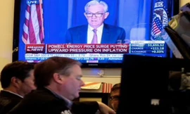 Hình ảnh chủ tịch Fed Jerome Powell phát biểu xuất hiện trên màn hình tại sàn chứng khoán New York ngày 16/3. (Ảnh: Reuters)