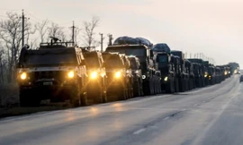 Đoàn xe quân sự của Nga được nhìn thấy khi đang tiến về phía vùng Donetsk ở miền đông Ukraine ngày 23/2. (Ảnh: Reuters)