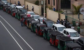 Cảnh tượng xếp hàng dài trước các trạm nhiên liệu diễn ra trên khắp Sri Lanka. (Ảnh: Shutterstock)