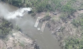 Hình ảnh một cây cầu tạm mà Nga dựng lên vừa bị Ukraine phá sập. (ảnh: CNN)