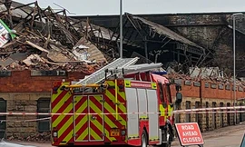 Hiện trường vụ cháy khu nhà kho. (Ảnh: Sky News)