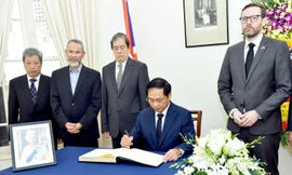 Bộ trưởng Ngoại giao Bùi Thanh Sơn ghi sổ tang. (Ảnh: Mofa)
