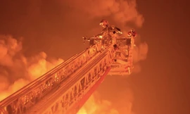 Một nhân viên cứu hoả làm nhiệm vụ tại hiện trường vụ nổ kho nhiên liệu ở Rivne, Ukraine, ngày 29/3. (Ảnh: Reuters)