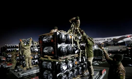 Binh lính Ukraine dỡ lô tên lửa chống tăng Javelin tại sân bay quốc tế Boryspil gần Kiev ngày 10/2. (Ảnh: Reuters)