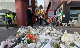 Hoa tưởng niệm các nạn nhân được đặt ở hiện trường thảm họa giẫm đạp Itaewon. (Ảnh: Yonhap)