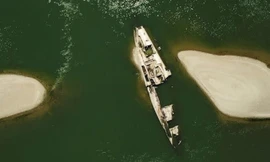 Một con tàu nổi lên khi sông Danube chịu hạn hán nghiêm trọng. (Ảnh: Reuters)
