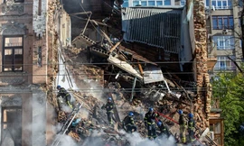Một toà dân cư ở Kiev bị đánh sập một phần ngày 17/10. (Ảnh: Getty)