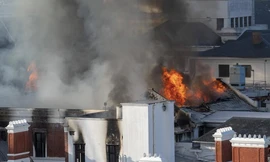 Lửa bao trùm phần mái của toà nhà quốc hội Nam Phi. (Ảnh: Reuters)