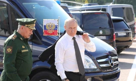 Tổng thống Nga Vladimir Putin (phải) và Bộ trưởng Quốc phòng Sergei Shoigu. (Ảnh: Reuters)