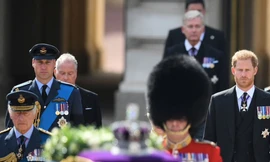 Con cháu Nữ hoàng Anh Elizabeth hộ tống linh cữu ngày 14/9. (Ảnh: Reuters)