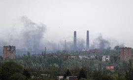 Khói bay lên từ khu vực nhà máy thép Azovstal ngày 13/5. (Ảnh: AP)