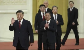 Ông Lý Cường là người đi sau ông Tập Cận Bình khi bước vào phòng họp báo kết thúc Đại hội Đảng XX. (Ảnh: Getty)