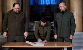 Tổng thống Ukraine Volodymyr Zelensky ký đơn chính thức đề nghị EU kết nạp Ukraine. (Ảnh: Reuters)