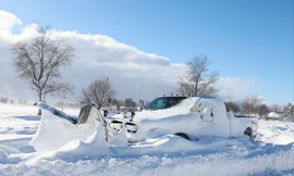 Một chiếc xe bị mắc kẹt trên đường phố Buffalo, New York, ngày 25/12. (Ảnh: Reuters)