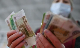 Giá đồng rúp sụt giảm nghiêm trọng sau quyết định của ông Putin về việc công nhận độc lập cho 2 tỉnh đông Ukraine. (Ảnh: Reuters)