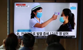 Người dân Hàn Quốc theo dõi bản tin về tình hình COVID-19 ở Triều Tiên ngày 17/5. (Ảnh: Reuters)