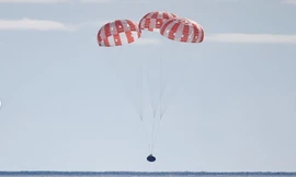 Tàu Orion đáp xuống Thái Bình Dương ngày 11/12. (Ảnh: Reuters)