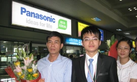 Lê Huy Quang với bố tại sân bay Nội Bài sáng 9-5