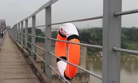 Nhóm tình nguyện gắn 400 phao cứu sinh trên các cây cầu bắc qua sông Hồng