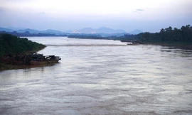 Thi thể bị trói hai tay trong bao tải trôi trên sông Mã